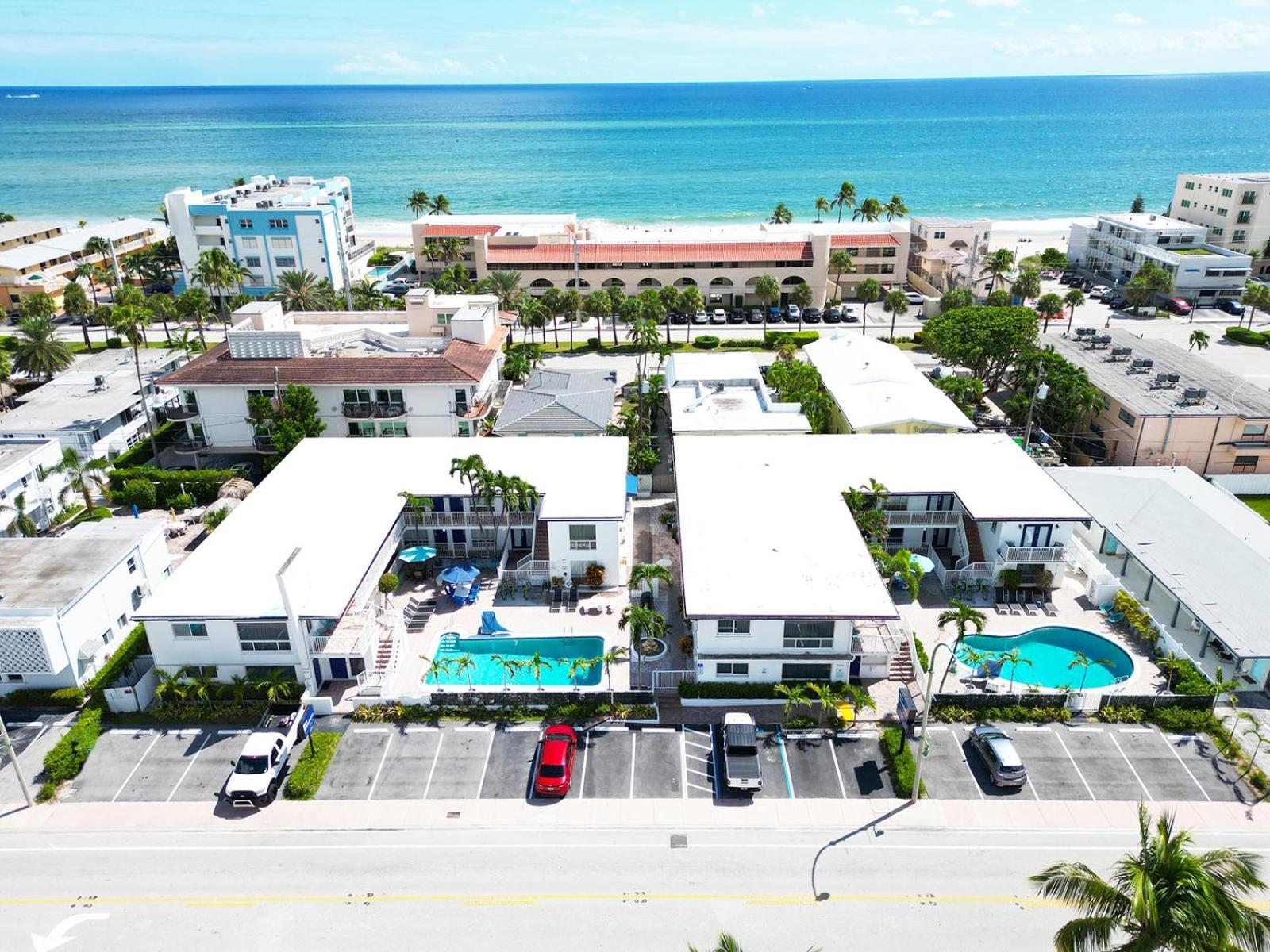 Blue Strawberry By The Sea Hotel Lauderdale-by-the-Sea ภายนอก รูปภาพ