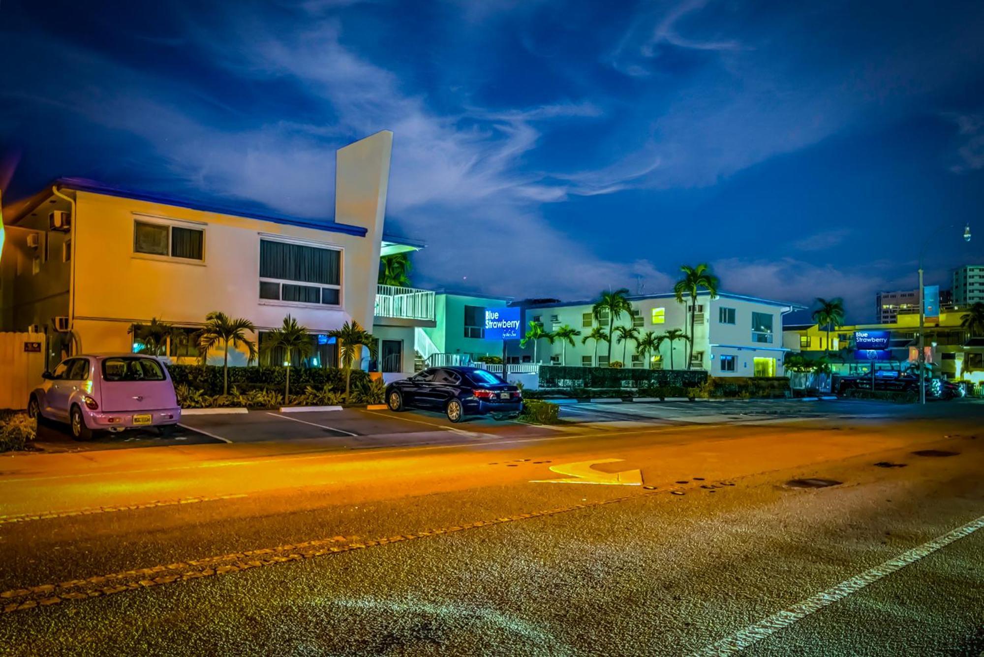 Blue Strawberry By The Sea Hotel Lauderdale-by-the-Sea ภายนอก รูปภาพ