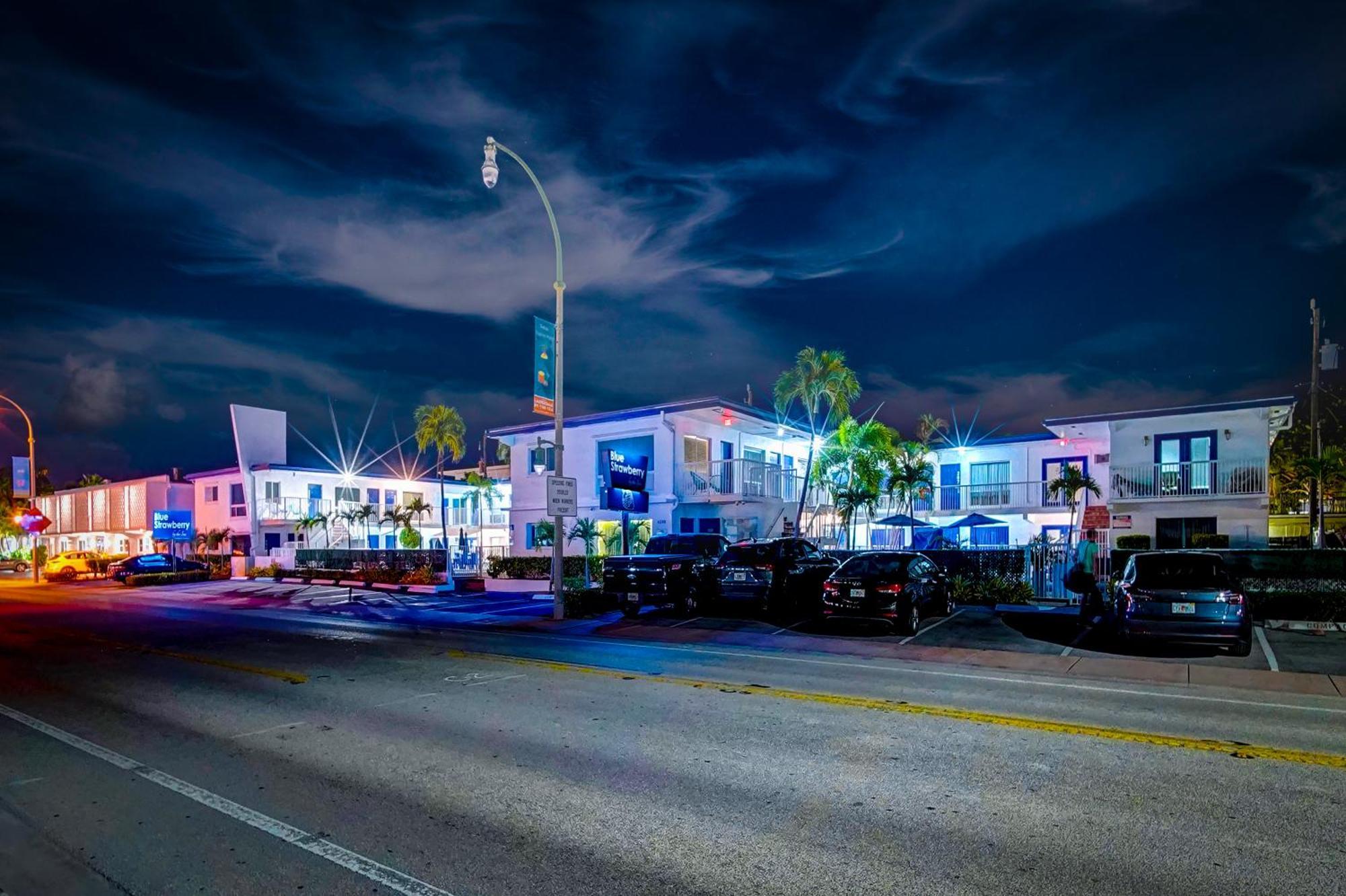 Blue Strawberry By The Sea Hotel Lauderdale-by-the-Sea ภายนอก รูปภาพ