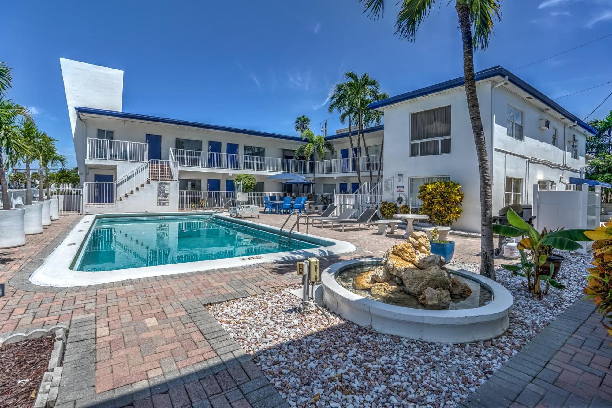 Blue Strawberry By The Sea Hotel Lauderdale-by-the-Sea ภายนอก รูปภาพ