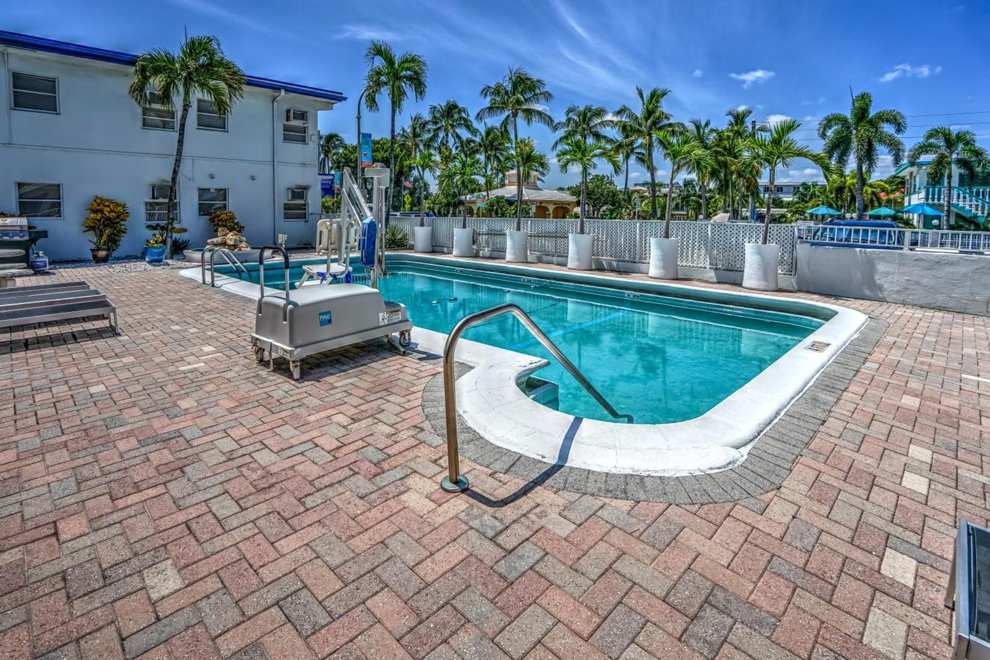 Blue Strawberry By The Sea Hotel Lauderdale-by-the-Sea ภายนอก รูปภาพ