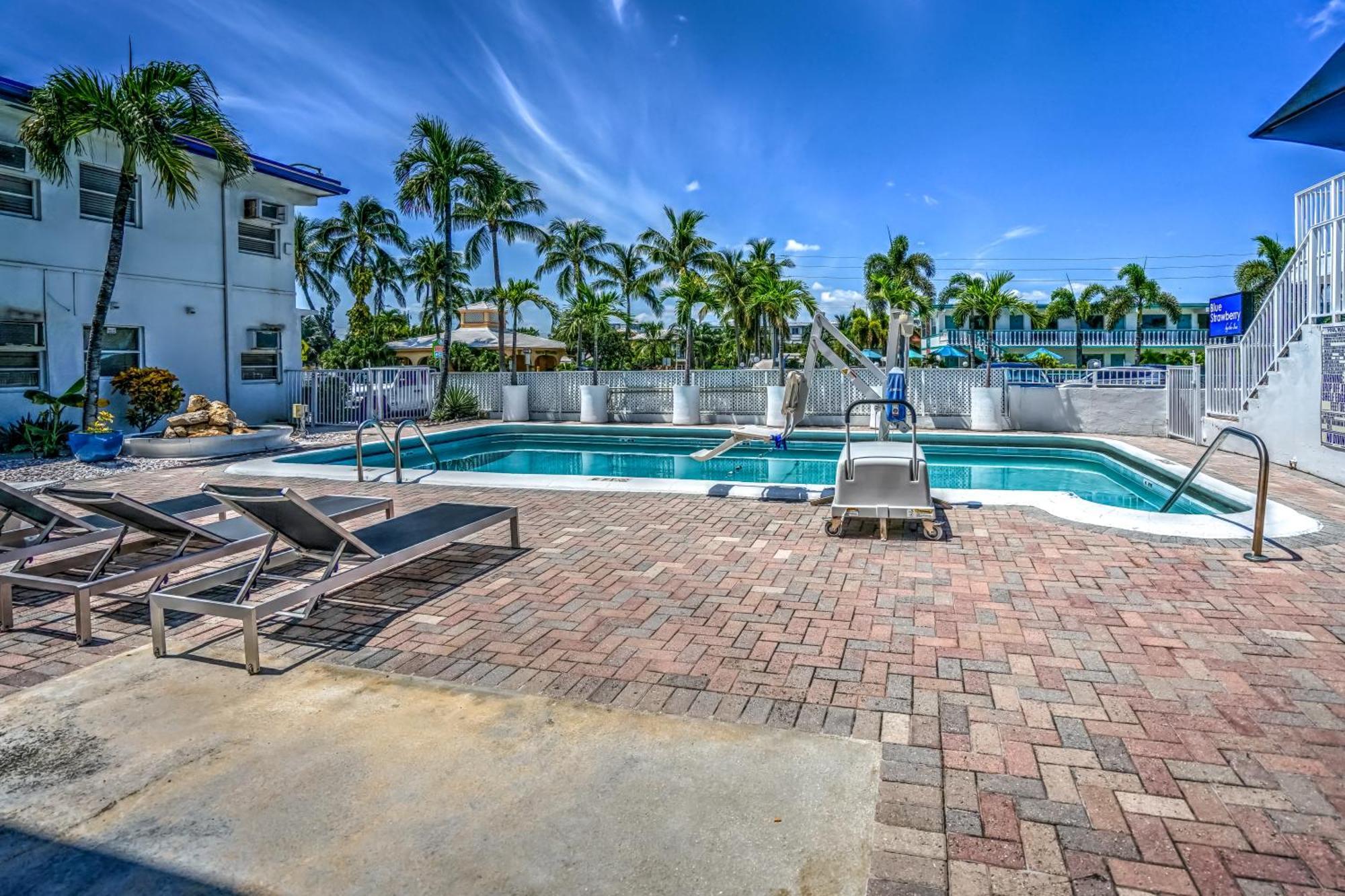 Blue Strawberry By The Sea Hotel Lauderdale-by-the-Sea ภายนอก รูปภาพ