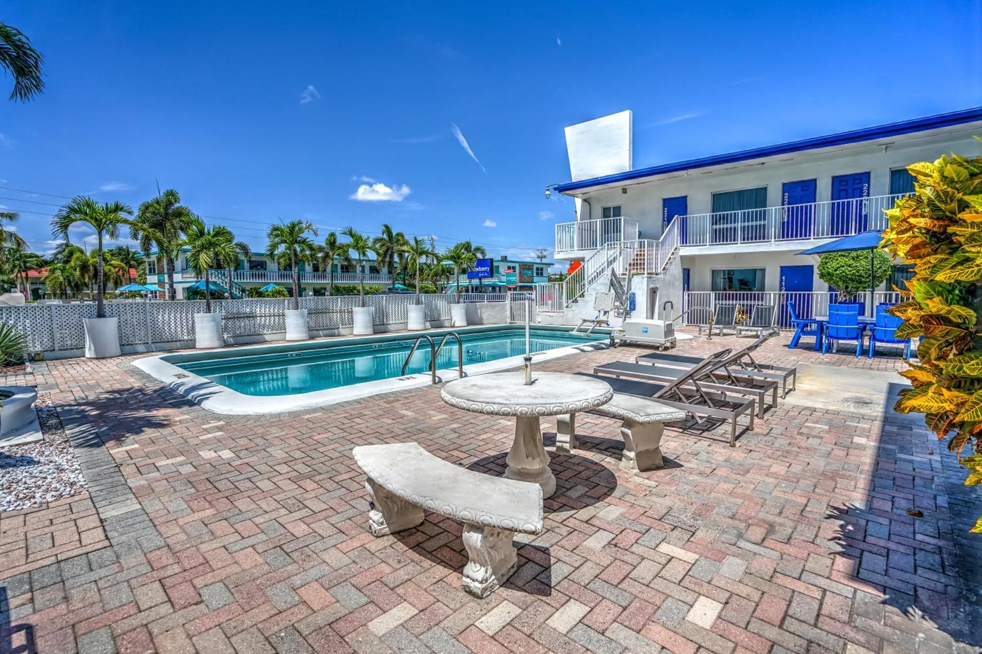 Blue Strawberry By The Sea Hotel Lauderdale-by-the-Sea ภายนอก รูปภาพ