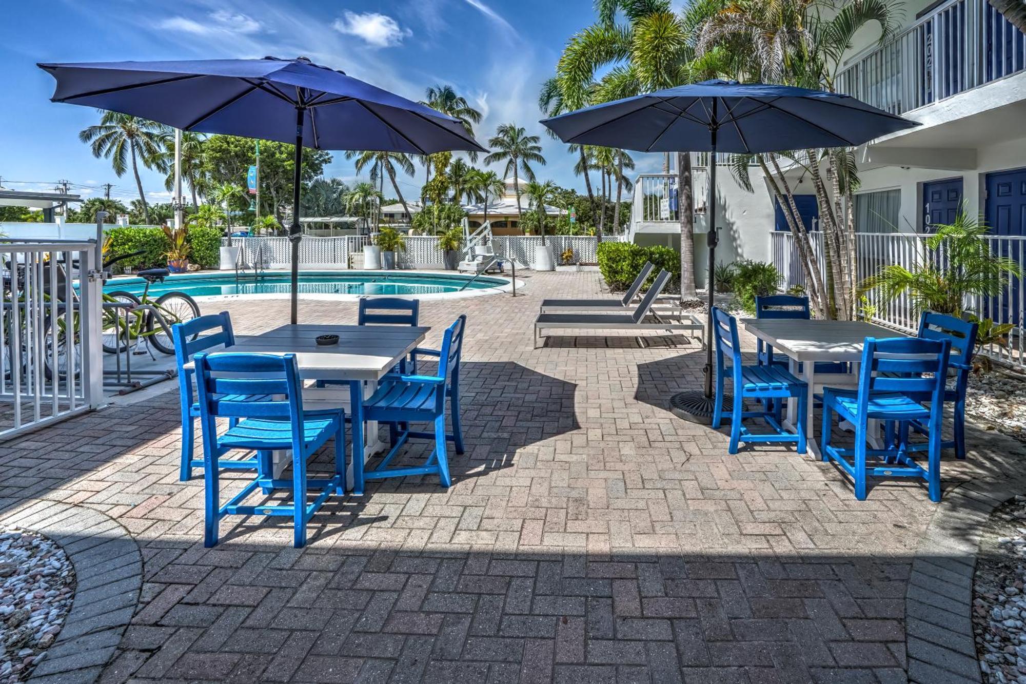 Blue Strawberry By The Sea Hotel Lauderdale-by-the-Sea ภายนอก รูปภาพ