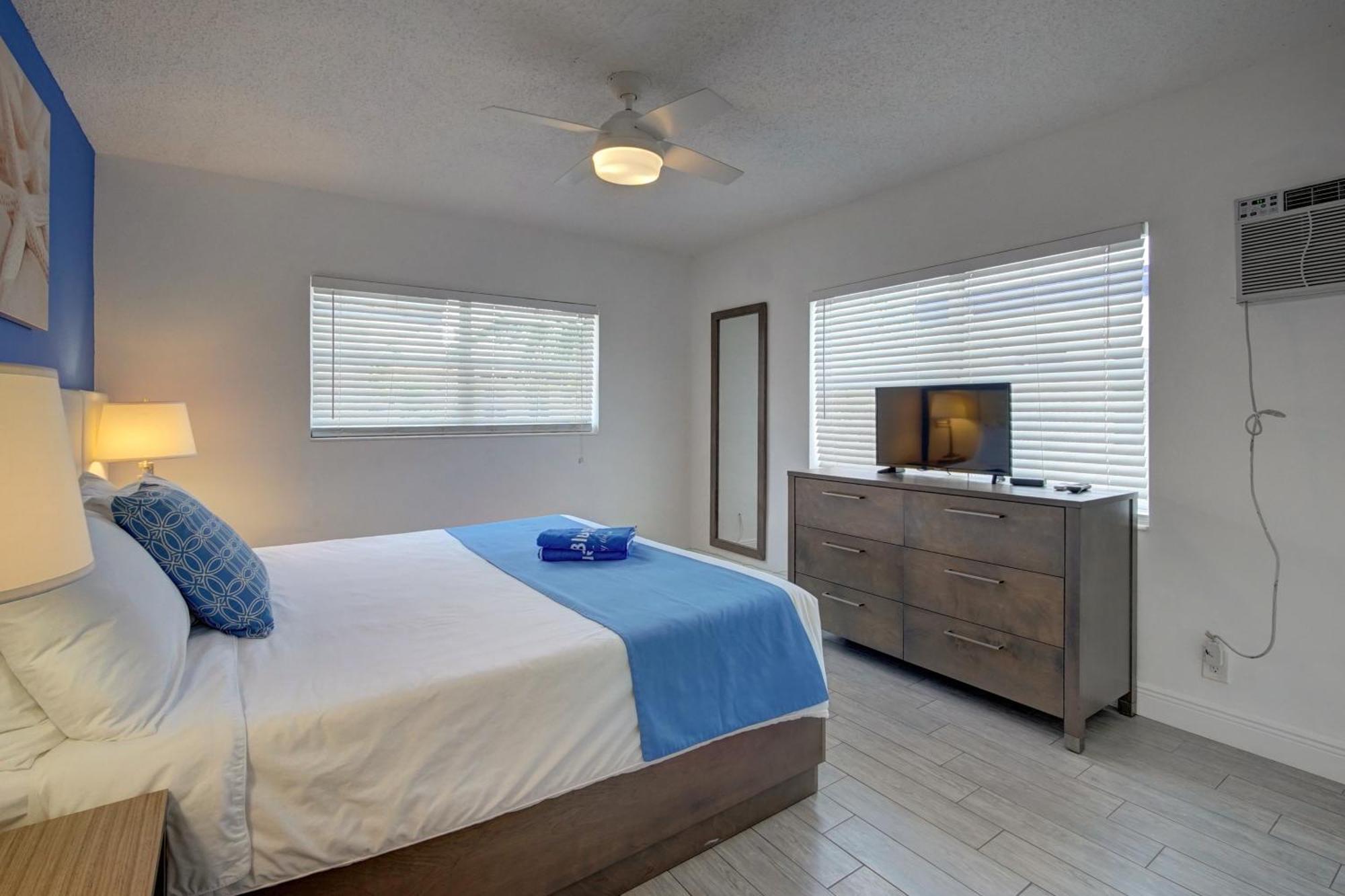Blue Strawberry By The Sea Hotel Lauderdale-by-the-Sea ภายนอก รูปภาพ