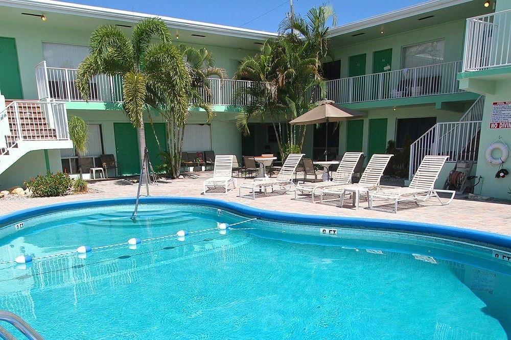 Blue Strawberry By The Sea Hotel Lauderdale-by-the-Sea ภายนอก รูปภาพ