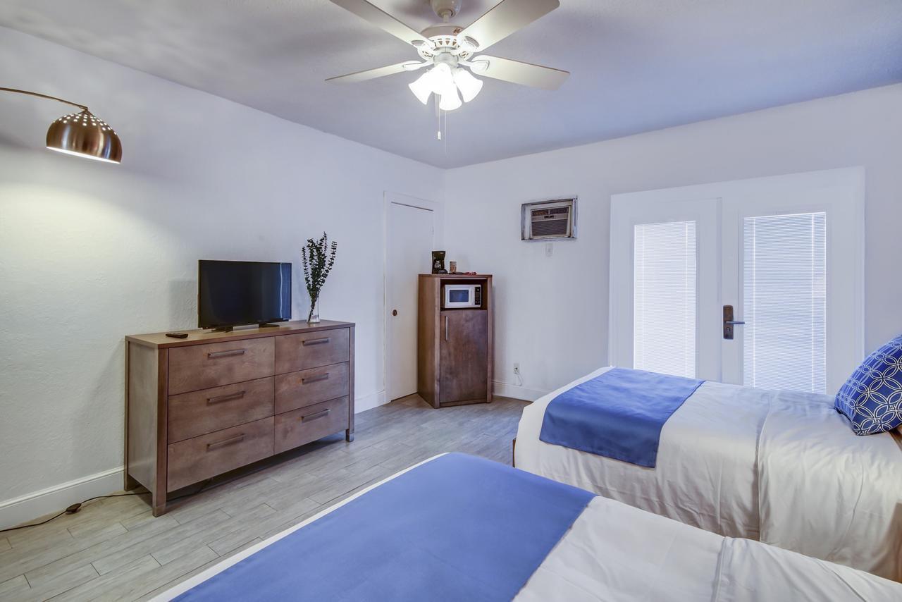 Blue Strawberry By The Sea Hotel Lauderdale-by-the-Sea ภายนอก รูปภาพ