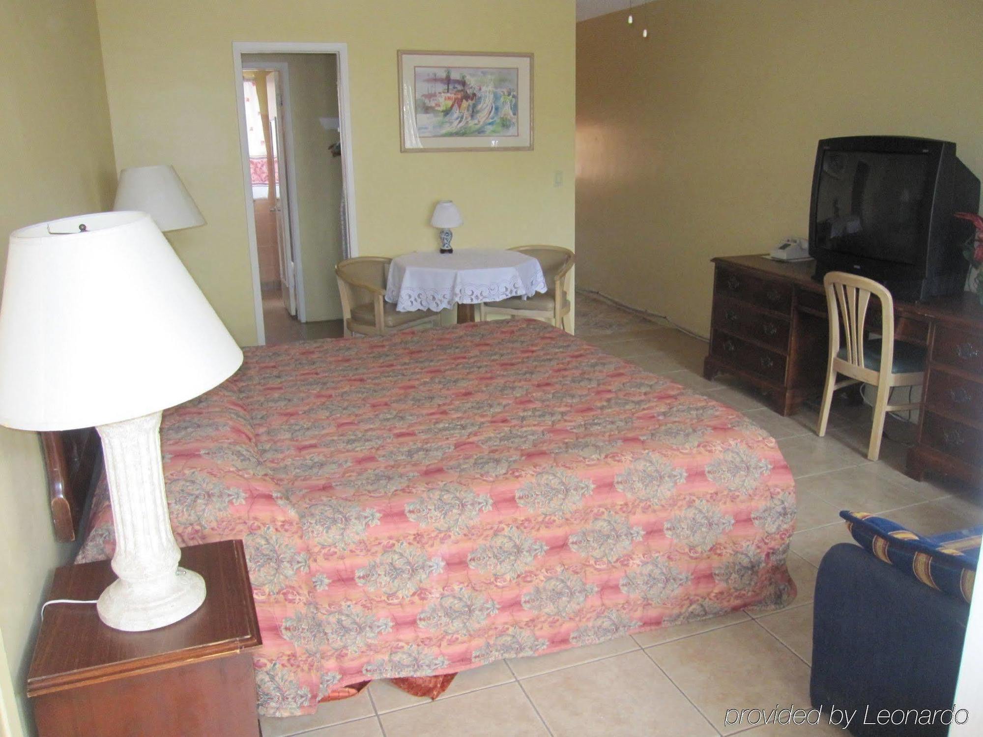 Blue Strawberry By The Sea Hotel Lauderdale-by-the-Sea ภายนอก รูปภาพ
