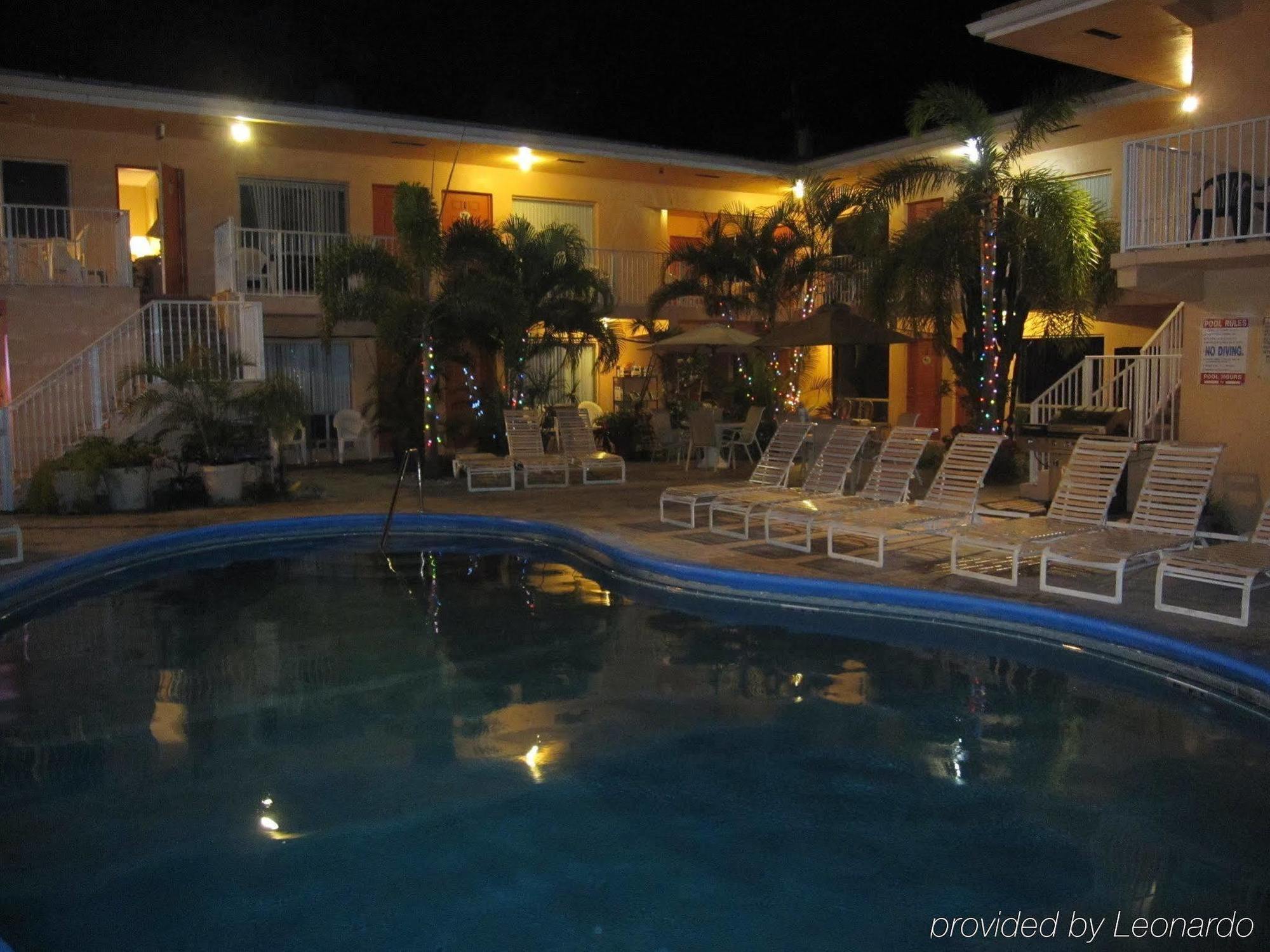 Blue Strawberry By The Sea Hotel Lauderdale-by-the-Sea ภายนอก รูปภาพ