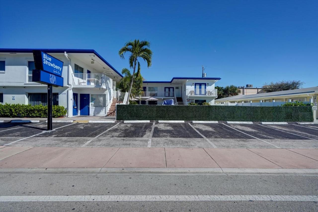 Blue Strawberry By The Sea Hotel Lauderdale-by-the-Sea ภายนอก รูปภาพ